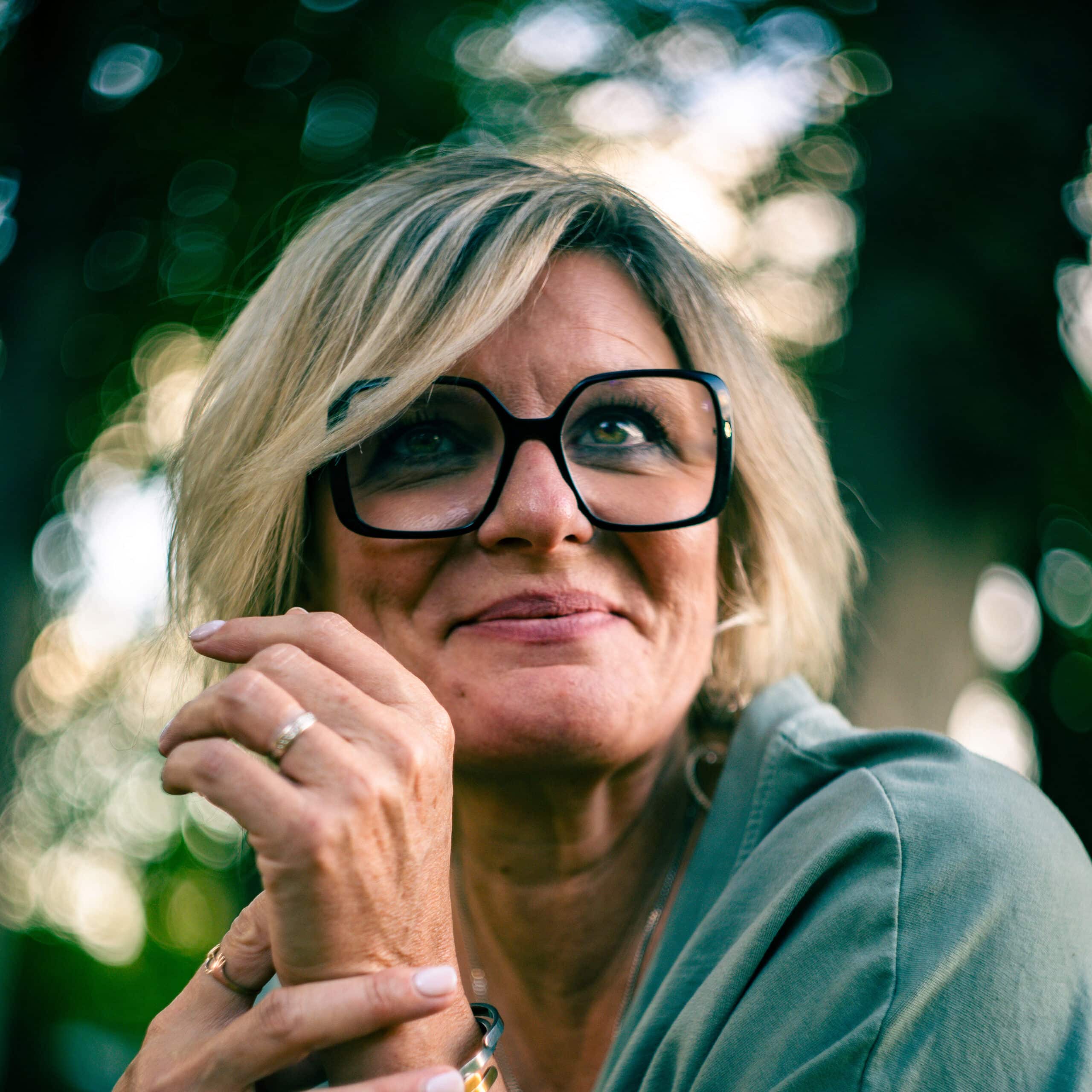 Portrait d’Armelle Girand en extérieur, regard serein