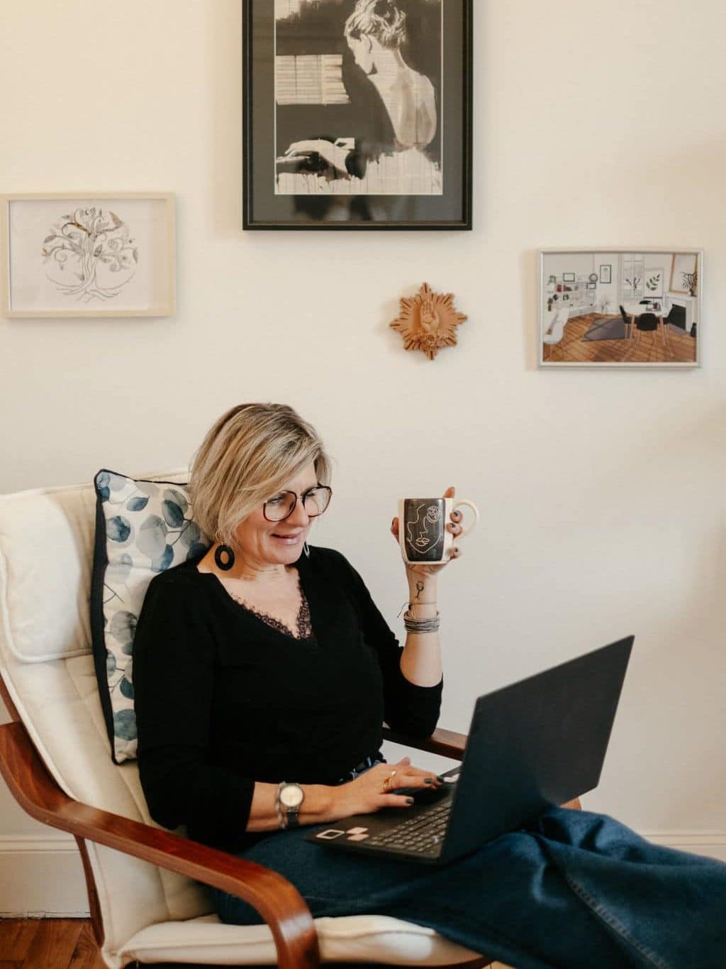 Armelle Girand, coach Adage, travaillant sur son ordinateur portable dans son bureau. Bilan de compétences, human design